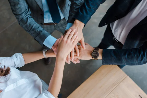 Blick von oben auf Mitarbeiter, die im Büro Hand anlegen — Stockfoto