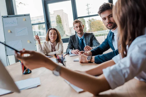 Enfoque selectivo de los empresarios multiculturales que buscan compañeros de trabajo en el cargo - foto de stock