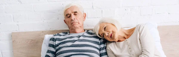 Tiro panorâmico de marido e mulher deitado na cama — Fotografia de Stock