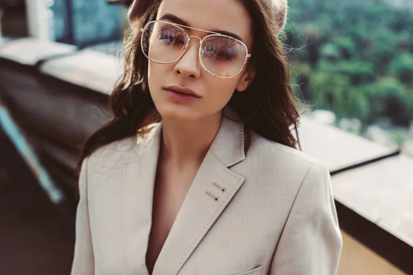 Menina elegante atraente posando em terno bege e boina no telhado urbano — Fotografia de Stock