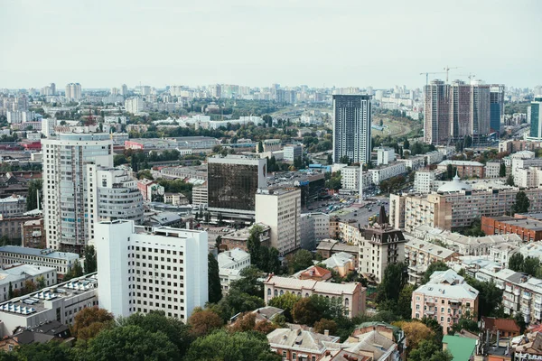 Вид с воздуха на город со зданиями и улицами — стоковое фото