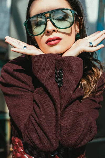 Elegante donna in posa in abito alla moda bordeaux e occhiali da sole sul tetto urbano — Foto stock
