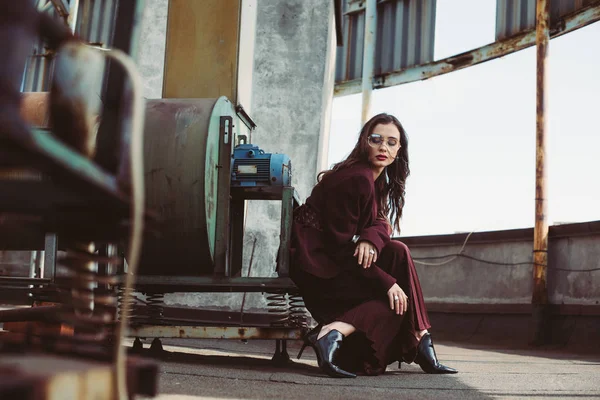 Menina elegante posando em terno borgonha na moda e óculos de sol no telhado urbano — Fotografia de Stock