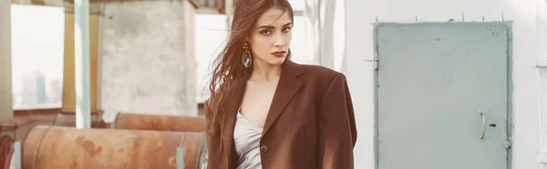 Attraente modello elegante in posa in abito di seta e giacca marrone sul tetto — Foto stock