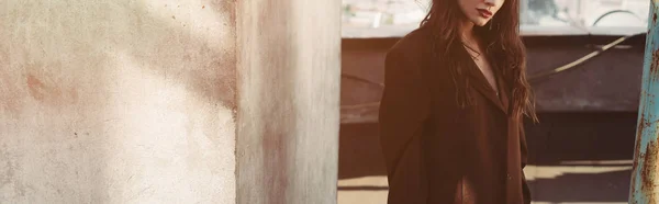 Vista ritagliata di donna elegante in posa giacca marrone sul tetto — Foto stock