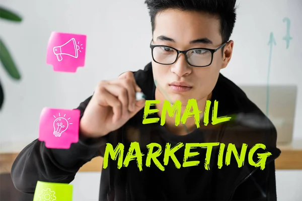 Asiatico seo manager scrittura su vetro con illustrazione di email marketing lettering — Foto stock