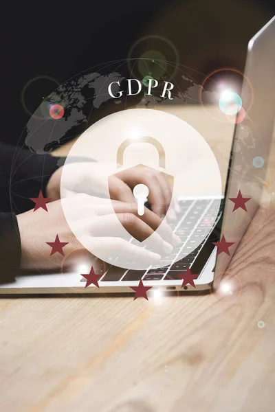 Vista recortada de hacker utilizando ordenador portátil, ilustración candado y letras gdpr - foto de stock