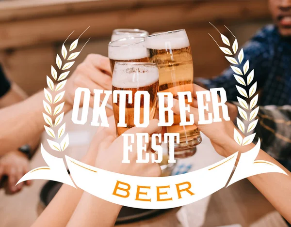 Vue recadrée d'amis multiculturels cliquetis verres à bière au pub avec Oktobeer fest illustration — Photo de stock