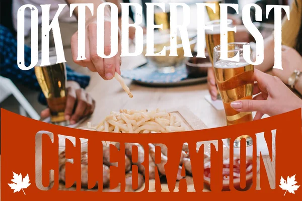 Обрезанный вид друзей, пьющих пиво и кушающих закуски в пабе с иллюстрацией празднования Октоберфеста — стоковое фото