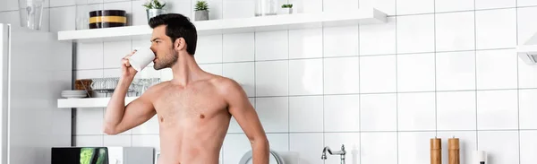 Homem sem camisa bebendo café na cozinha de manhã, colheita horizontal — Fotografia de Stock