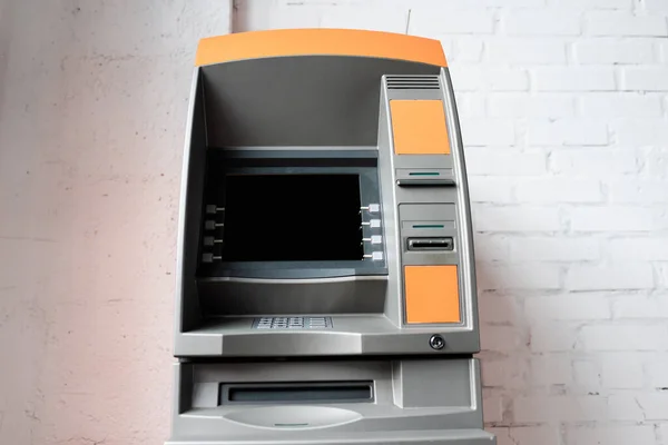 Geldautomat mit blankem Bildschirm nahe weißer Ziegelwand — Stockfoto