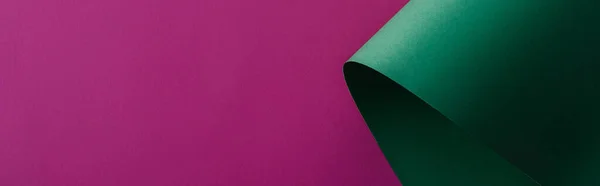 Papier vert tourbillonnant sur fond violet, panoramique — Photo de stock