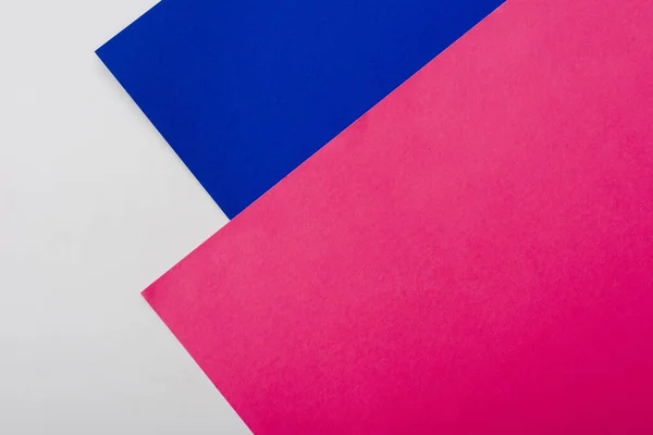 Fond géométrique abstrait avec papier blanc, rose, bleu — Photo de stock