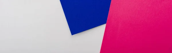 Abstrakter geometrischer Hintergrund mit weißem, rosa, blauem Papier, Panoramaaufnahme — Stockfoto