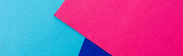 Sfondo geometrico astratto con carta rosa, blu, scatto panoramico — Foto stock