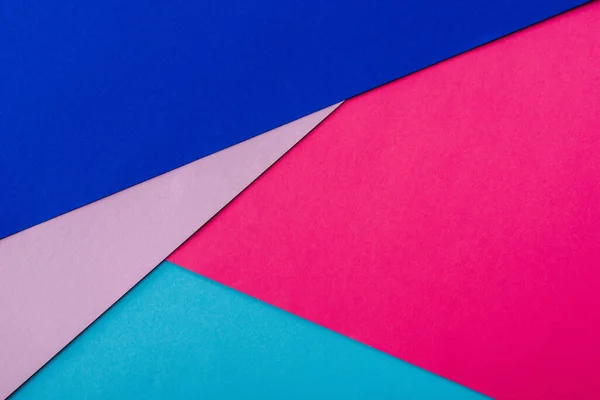 Fondo geométrico abstracto con papel rosa, azul y violeta - foto de stock