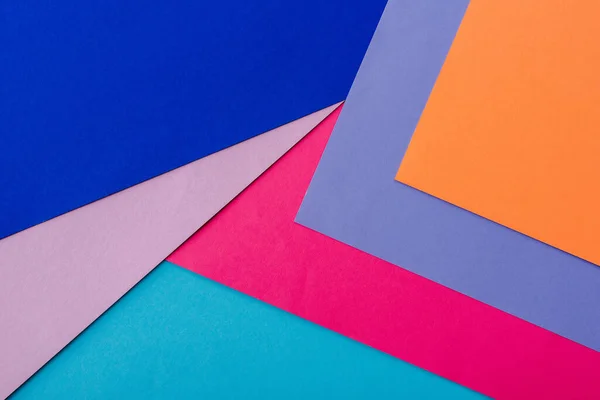 Abstrakter geometrischer Hintergrund mit orange, rosa, blauem und violettem Papier — Stockfoto