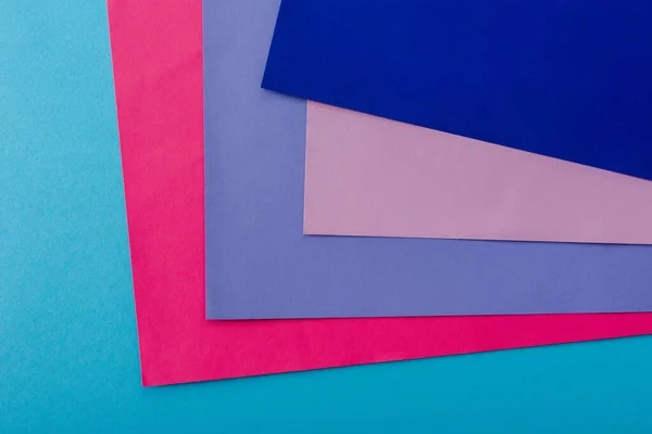 Fond géométrique abstrait avec papier rose, bleu et violet — Photo de stock