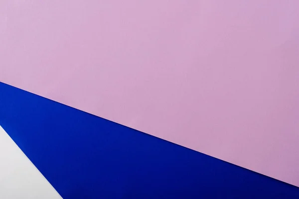 Abstrakter geometrischer Hintergrund mit weißem, rosa, blauem und violettem Papier — Stockfoto