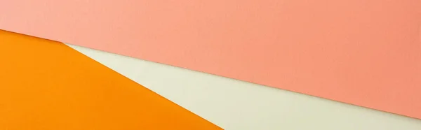 Fondo geométrico abstracto con papel brillante blanco, rosa y naranja, plano panorámico - foto de stock