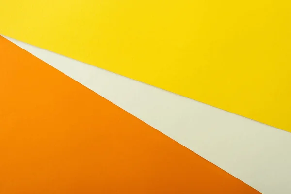 Fond géométrique abstrait avec papier brillant blanc, jaune et orange — Photo de stock