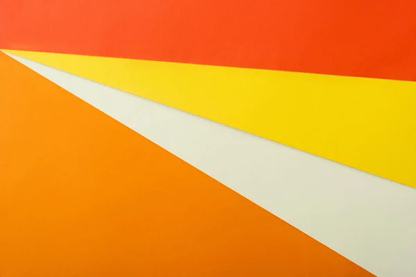 Fond géométrique abstrait avec papier brillant blanc, rouge, jaune et orange — Photo de stock