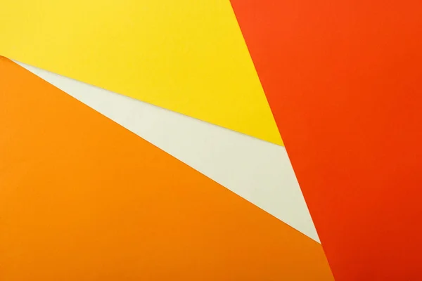 Fond géométrique abstrait avec papier brillant blanc, rouge, jaune et orange — Photo de stock