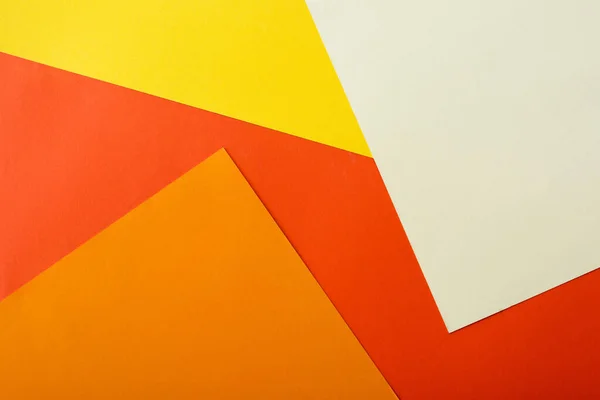 Fond géométrique abstrait avec papier brillant blanc, rouge, jaune et orange — Photo de stock