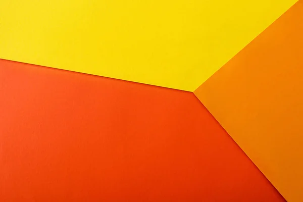 Fondo geométrico abstracto con papel brillante rojo, amarillo y naranja - foto de stock