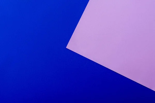 Fondo geométrico abstracto con papel azul y violeta - foto de stock