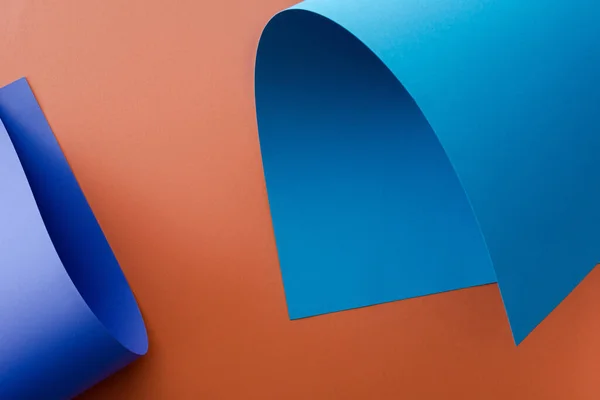 Carta colorata blu su sfondo arancione — Foto stock