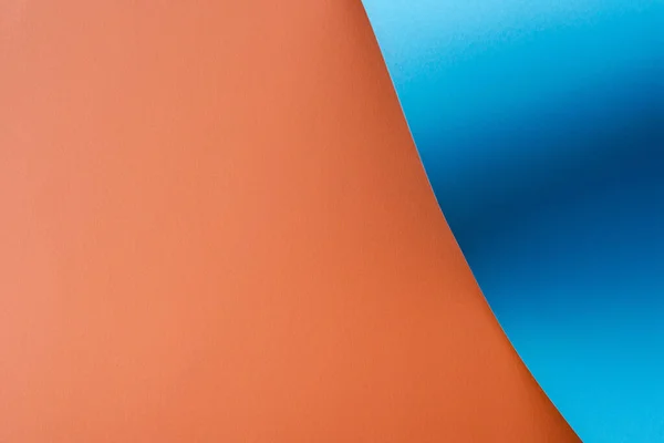 Papier ondulé coloré bleu sur fond orange — Photo de stock