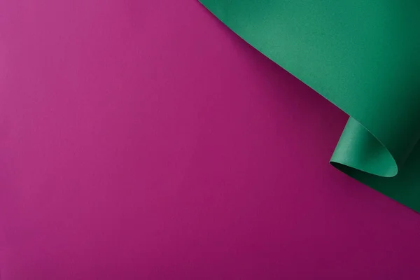 Papier coloré tourbillonnant sur fond violet — Photo de stock