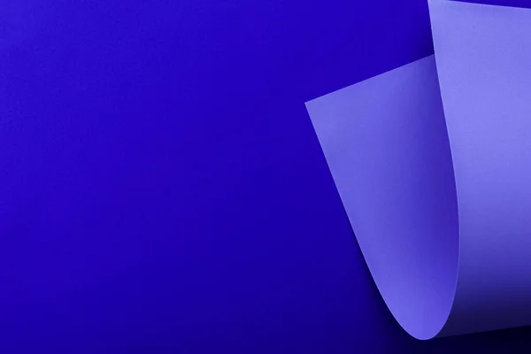 Красочный бумажный вихрь на голубом фоне — стоковое фото
