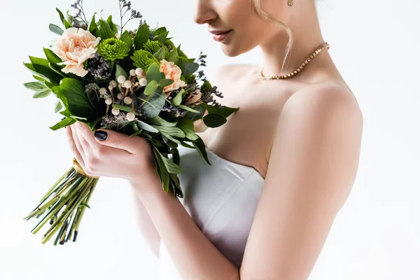 Vista cortada de flores de casamento cheirando noiva isolado no branco — Fotografia de Stock