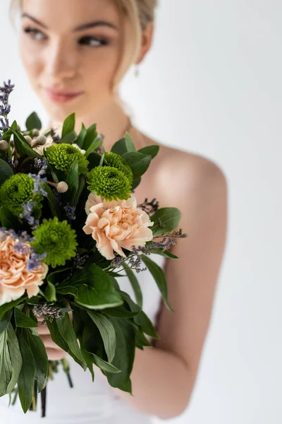 Enfoque selectivo de flores de boda cerca de novia hermosa aislado en blanco - foto de stock