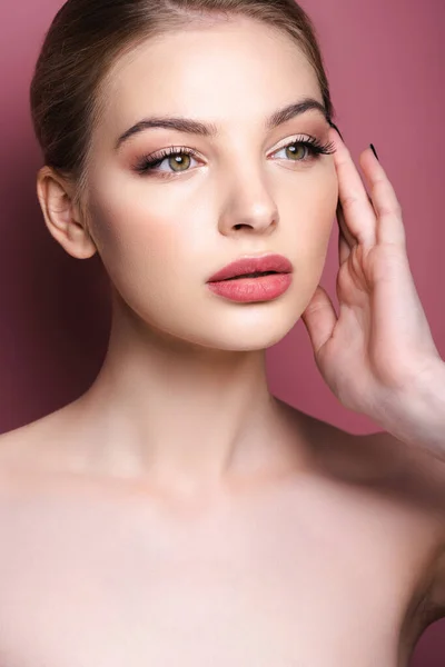 Jeune femme nue avec le visage touchant et regardant loin sur rose — Photo de stock