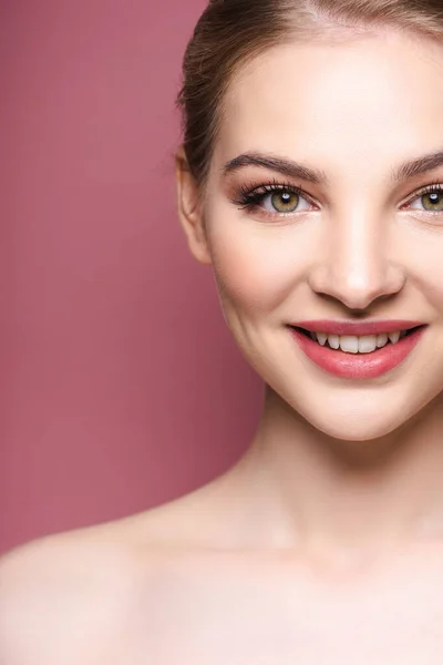 Mujer joven desnuda y feliz sonriendo en rosa - foto de stock