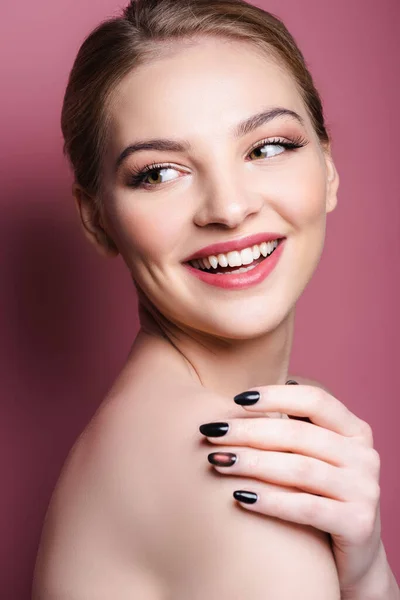 Mulher nua e feliz com maquiagem sorrindo no rosa — Fotografia de Stock