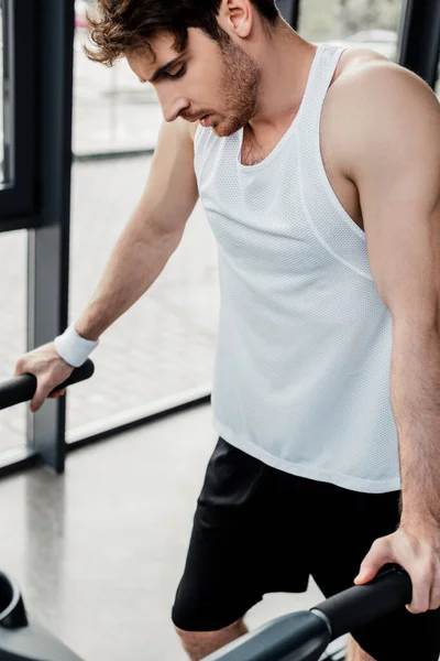 Deportista cansado tocar pasamanos en la cinta de correr en el gimnasio — Stock Photo