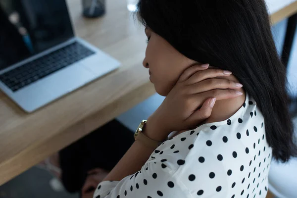 Вибірковий фокус бізнес-леді торкається шиї, страждаючи від болю в офісі — стокове фото