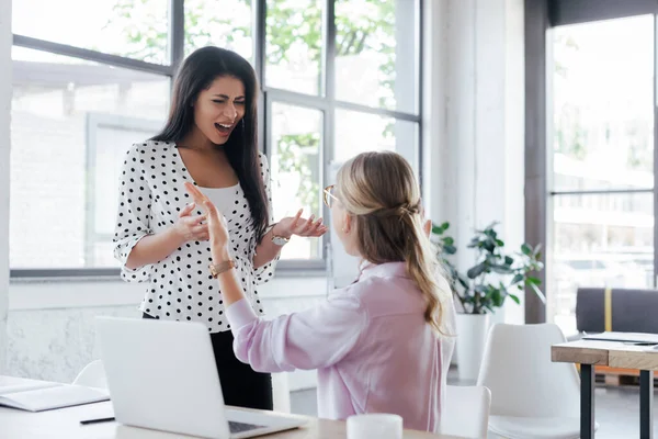 Gezielter Fokus emotionaler Geschäftsfrauen, die sich im Amt streiten — Stockfoto