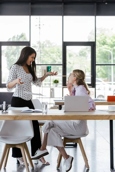 Femmes d'affaires mécontentes gestuelles et querelles au bureau — Photo de stock