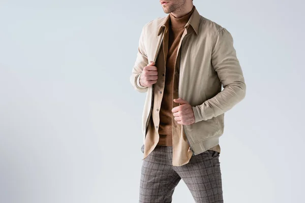 Vista ritagliata di uomo alla moda toccare camicia isolata su grigio — Foto stock