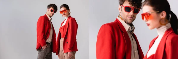 Коллаж модной пары в красных пиджаках и солнечных очках, позирующих изолированно на сером, горизонтальном изображении — стоковое фото