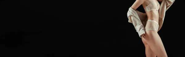 Colheita horizontal de mulher em lingerie e camisa de pé isolado em preto com espaço de cópia — Fotografia de Stock