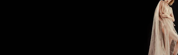 Горизонтальный урожай молодой женщины в нижнем белье и шифон ткани изолированы на черном — стоковое фото