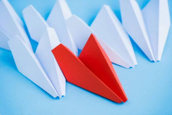 Weiße und rote Papierflieger auf blauem Hintergrund, Führungskonzept — Stockfoto