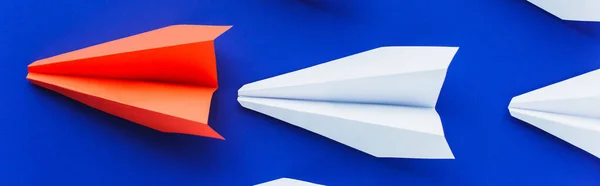 Top view of white and red paper planes on blue background, leadership concept, panoramic shot — Stock Photo