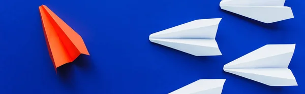 Vista superior de aviões de papel branco e vermelho em fundo azul, conceito de liderança, tiro panorâmico — Fotografia de Stock